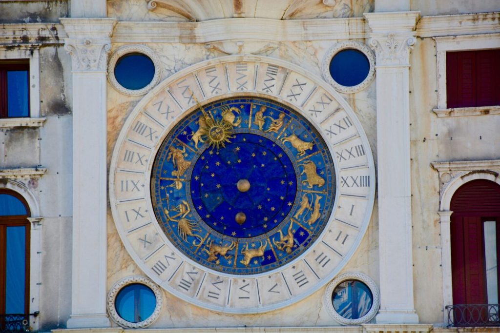 Oroscopo del Giorno: previsioni 20 settembre 2025 – Oiusho Oroscopo del Giorno 20 settembre 2025 segni zodiacali orologio astrologico Venezia