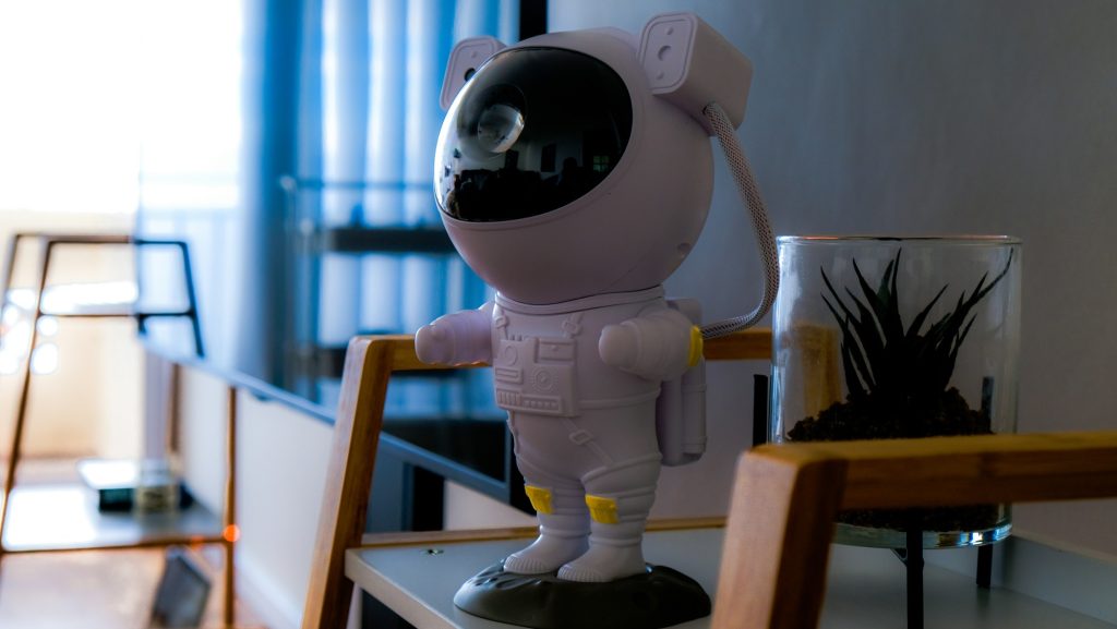 Oroscopo del Giorno – 13 ottobre 2025 | Oiusho Mini astronauta decorativo simbolo di esplorazione dello spazio e tecnologia futura